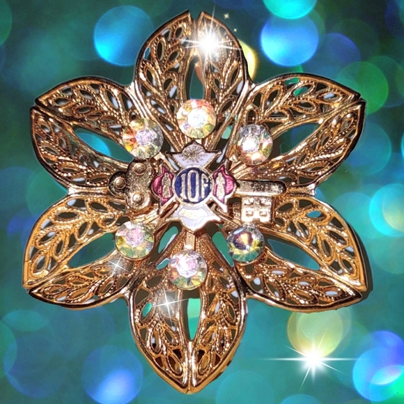 IOF Theme 6-point Floral Filigree Goldtone Brooch - Picture 9 of 10